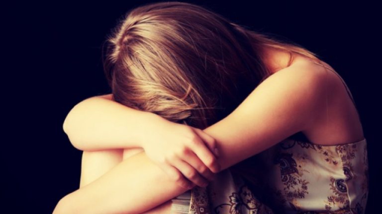 Adolescenta batuta cu bata de fostul iubit in Gorj