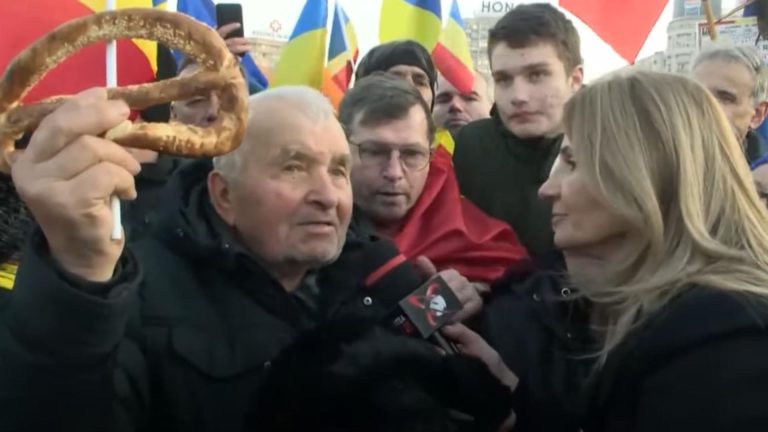 Anca Alexandrescu printre protestatari Mesaje dure pentru politicieni Dati le covrigul dar steagul ramane al poporului VIDEO