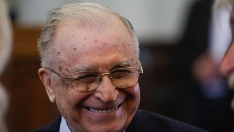 Cat timp ii mai trebuie lui Klaus Iohannis la Cotroceni ca sa l depaseasca pe Ion Iliescu
