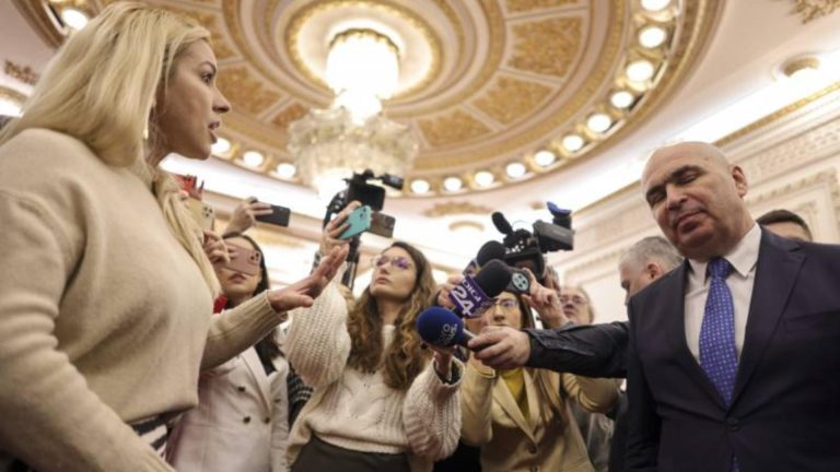 Cine este Cristina Tarteata functionara guraliva care a protestat la Parlament impotriva concedierilor anuntate de Ilie Bolojan