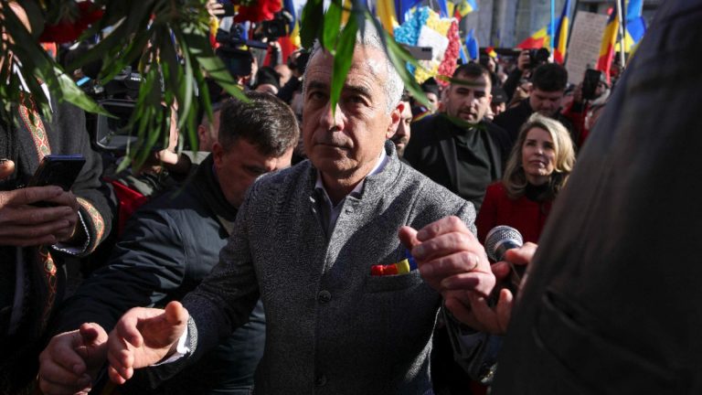 Marea Unire a Neamului Presedintele ales Calin Georgescu Noi cu Dumnezeu facem hora intreaga