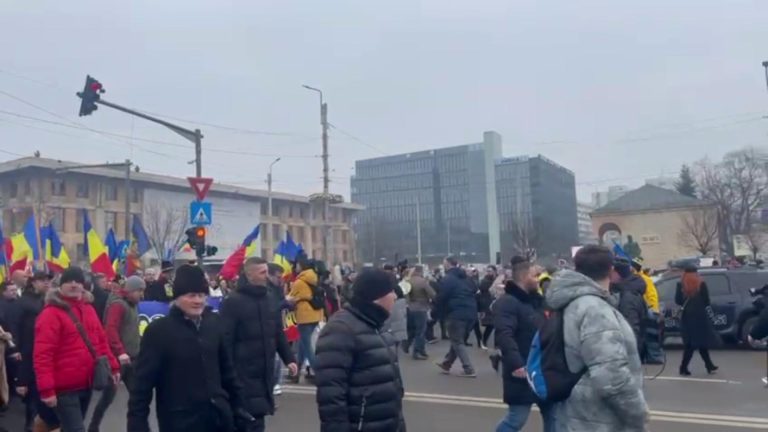 Politicienii PSD si PNL huiduiti la Iasi de Ziua Unirii