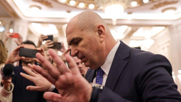 Protest la Senat angajatii concediati de Ilie Bolojan se revolta si il huiduie pe liderul PNL