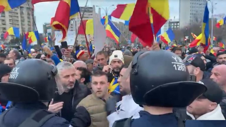 Tensiuni la Piata Victoriei jandarmii au format un cordon in fata Guvernului Cine a instigat
