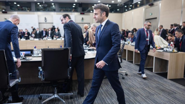 Bolojan si Hurezeanu trebuie sa obtina un loc la masa discutiilor de la Paris convocate de Macron Cine avertizeaza