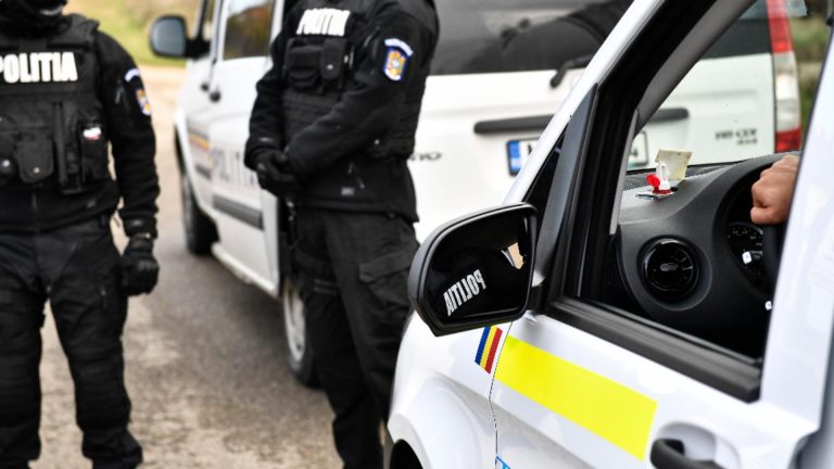 Hoti responsabili Au spart magazinul au luat tot si au sunat la 112