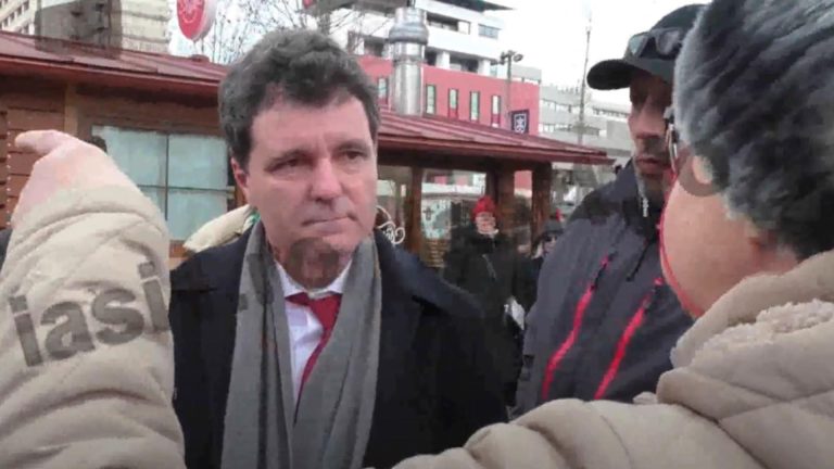 Nicusor Dan luat in primire la Iasi Tu esti cu curcubeul VIDEO