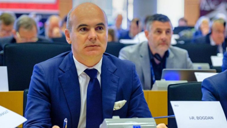 Rares Bogdan Europa pare o doamna batrana distinsa in scaun cu rotile