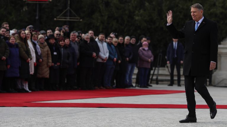 Romanii revoltati de debarcarea lui Iohannis de la Cotroceni Romania era distrusa dar in 10 ani a ingropat o