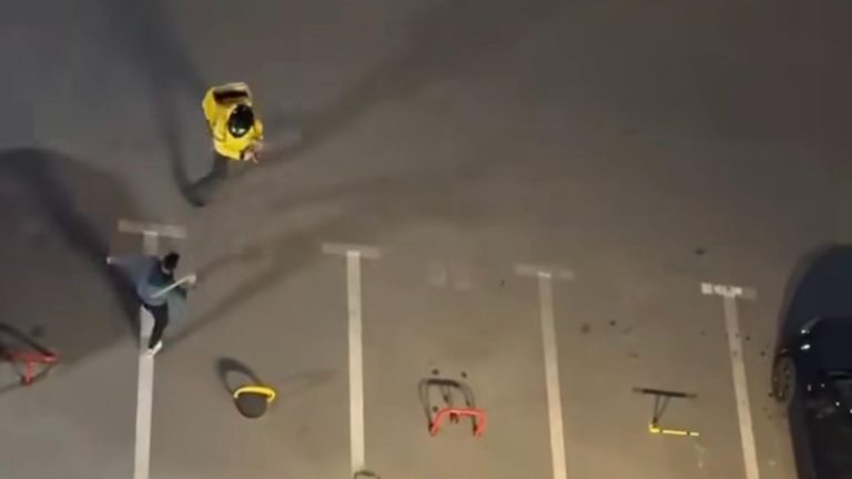 Scene de cosmar intr un parc din Bucuresti livratori atacati cu lopeti indicatoare si o secera