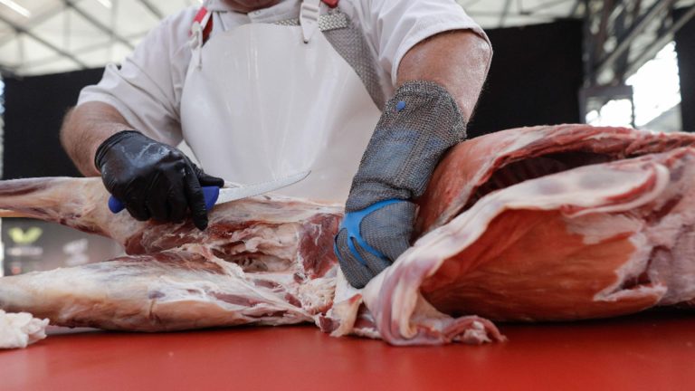 Trei macelarii inchise si sute kg carne retrase