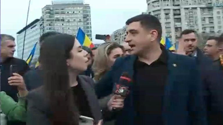 George Simion a ajuns printre manifestantii din Piata Victoriei Vedeti o piata plina de boti si tiriboti