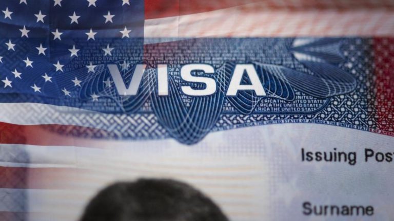 Lovitura grea pentru romani Trump ar putea bloca Visa Waiver