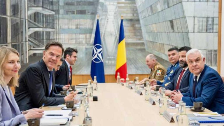 Ministrul Apararii Angel Tilvar discutie cu seful NATO