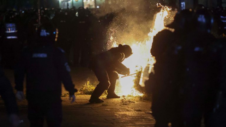 Opt protestatari arestati preventiv dupa violentele de la BEC