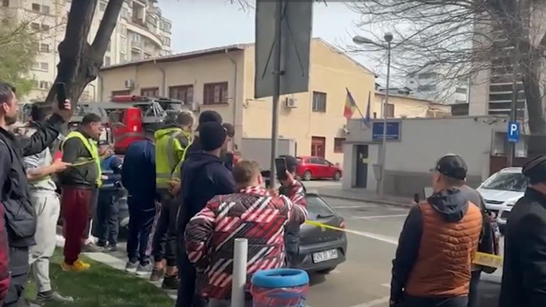 Protest la arest romanii cer eliberarea lui Bogdan Peschir
