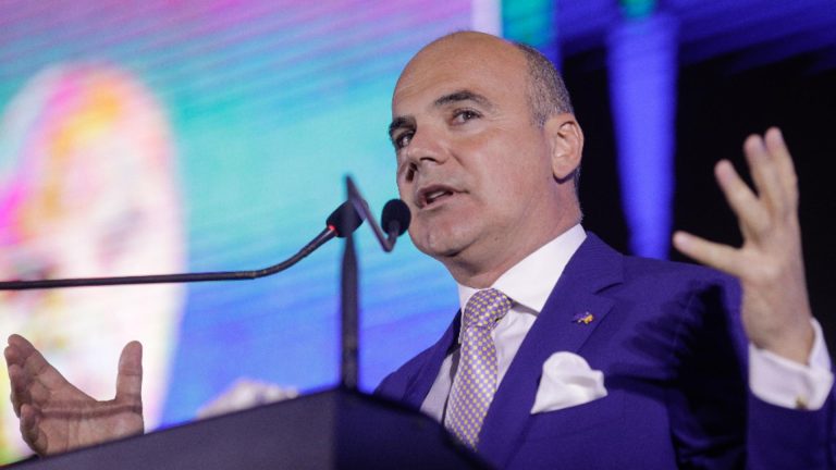 Rares Bogdan Cei care lingeau clante la ambasade dupa aprobare de la marele licurici ne spun azi cat de rea e America