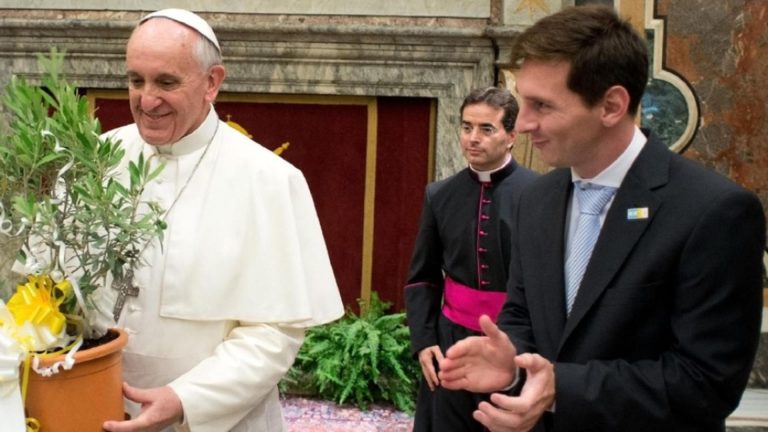 Lionel Messi i a adus un omagiu Papei Francisc Un papa diferit