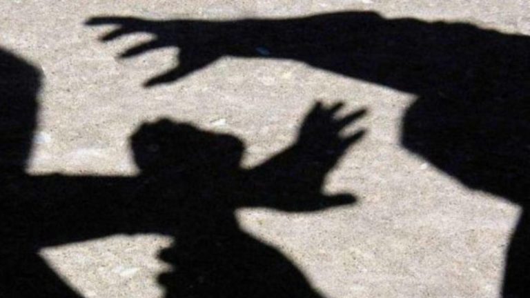 Profesora agresata violent de o eleva in scoala