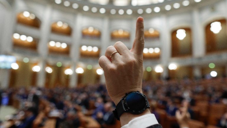 Sebastian Burduja a scapat Senatul respinge motiunea simpla