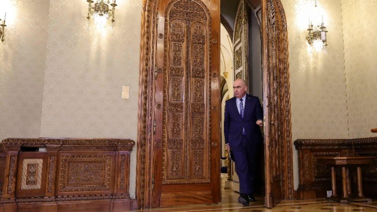 Tensiuni intre presedinte si premier Protejatii lui Bolojan inamovibili