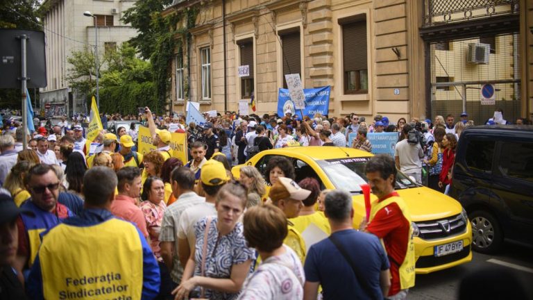 Profesorii protesteaza la Ministerul Educatiei spune Daniel David