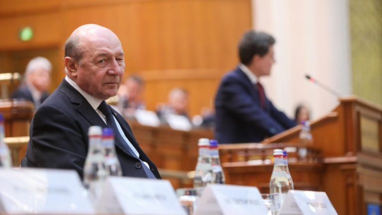 Basescu ii cere lui Nicuser Dan vila si indemnizatia