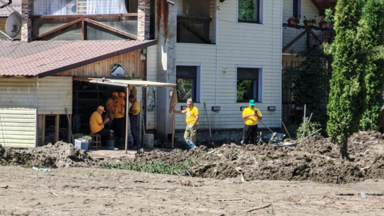 George Simion s a intors in Brosteni cu lopata