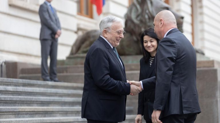 Isarescu ii spune lui Bolojan despre concedieri Am reduc din Cabinet