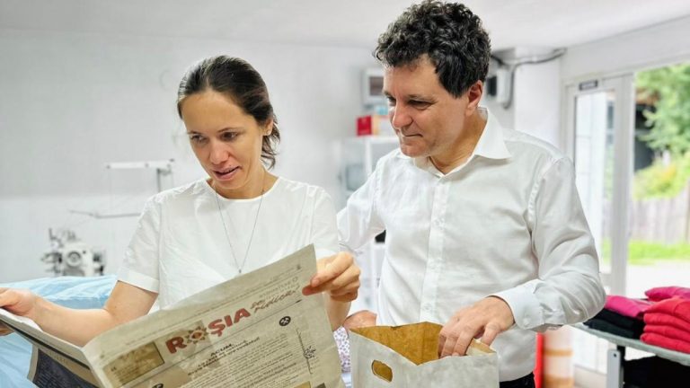 Nicuor Dan i familia la atelier de lana merino