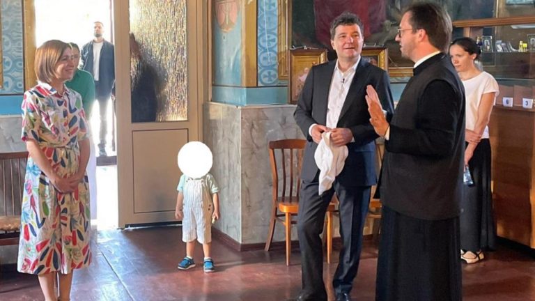 Nicuzor Dan si Maia Sandu au fost la biserica si centru social