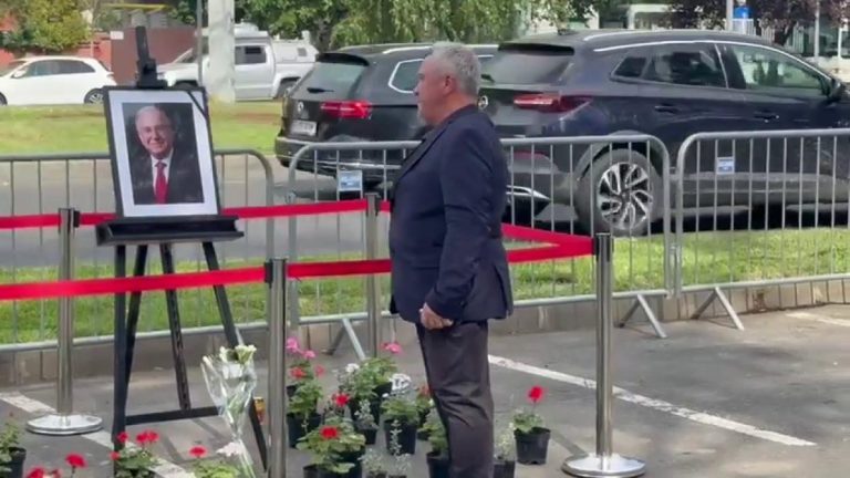 Primul roman care a adus flori lui Iliescu