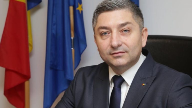 Seful consiliului judetean protesteaza impotriva propriei persoane
