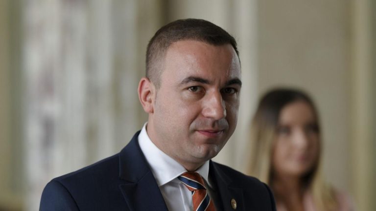 Sorin Grindeanu l a sunat pe Bogdan Ivan