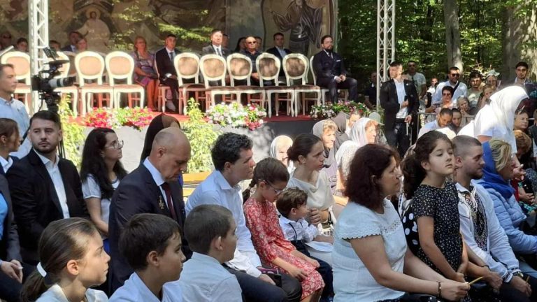 Unde este Nicusor Dan Familiile la manastire