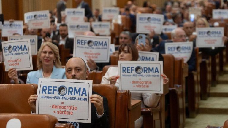 AUR a depus patru motiuni de cenzura impotriva Guvernului Bolojan