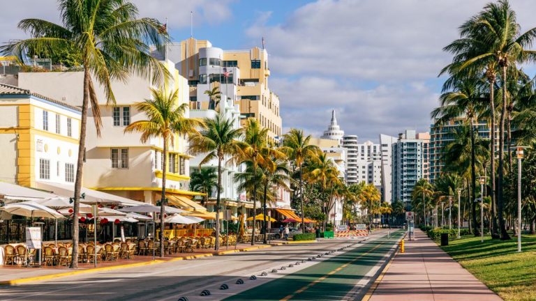 Ameninati de Bolojan angajati din primarii pleaca in Miami