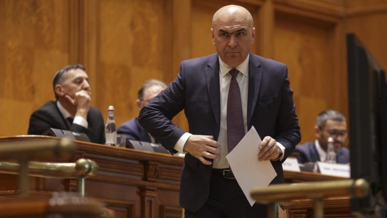 Bolojan confruntat cu 4 motiuni de cenzura