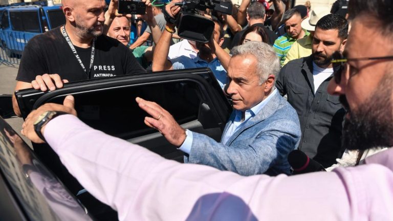 Din ce traiesc Calin Georgescu Fara venituri cu bodyguarzi