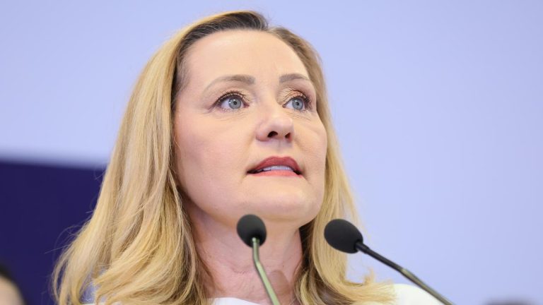 Elena Lasconi il critica pe premierul Ilie Bolojan