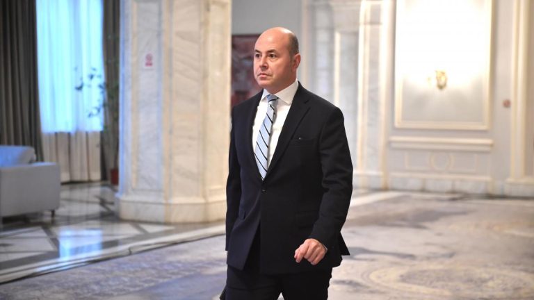 Un deputat PNL sugereaza amenzi pentru partidele care incita la ura