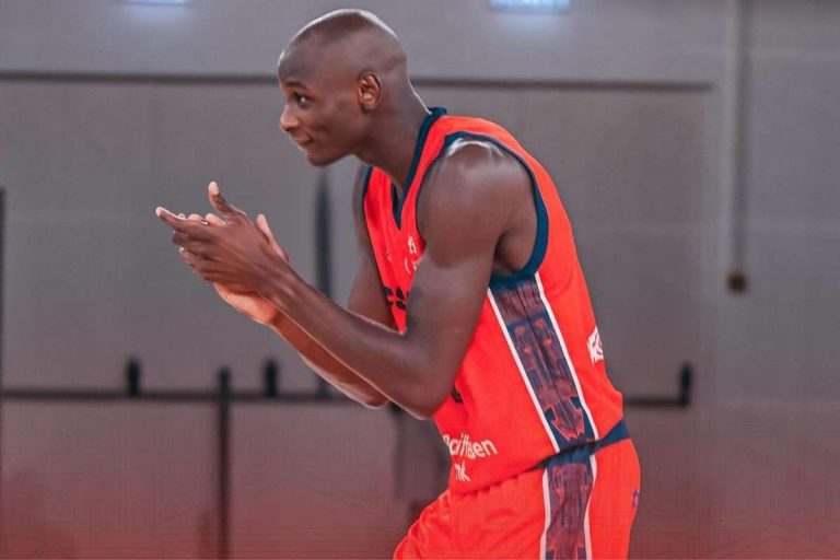 CSM Oradea si CS Valcea au debutat cu victorii clare